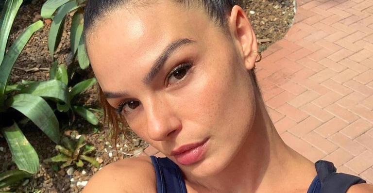 Isis Valverde se exercita logo cedo com posição de ioga e fãs elogiam: ‘Deusa’