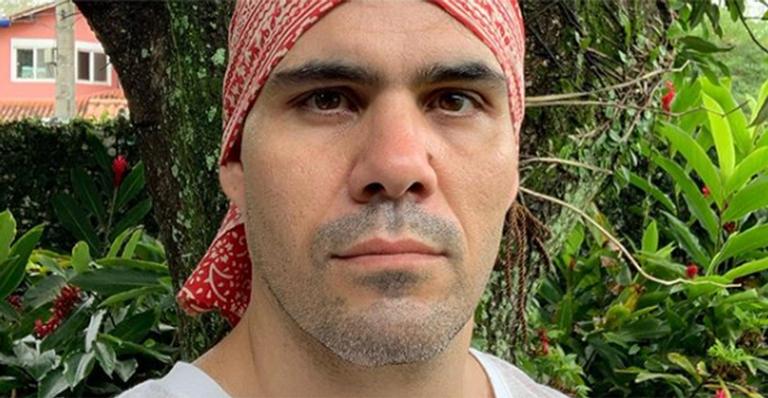 Juliano Cazarré mostra fotos inéditas com a esposa e se declara