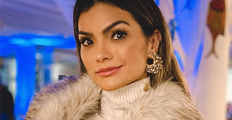Kelly Key tira o aplique do cabelo e surge loiríssima para curtir o carnaval