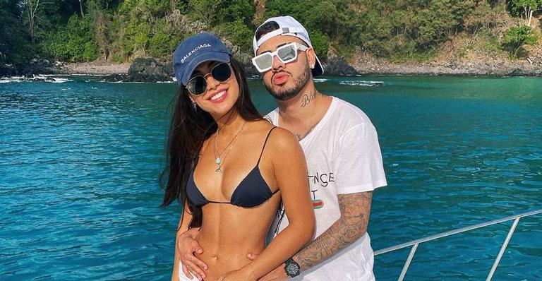 Kevinho compartilha clique ao lado da namorada e fãs deixam chuva de elogios: ”Casal do ano”
