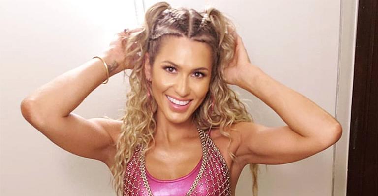 Lívia Andrade empina o bumbum ao usar body fio-dental