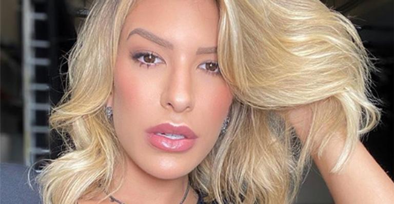 Lorena Improta ostenta corpão ao surgir só de biquíni
