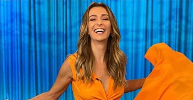 Mônica Martelli celebra um ano de namoro com homem 16 anos mais velho
