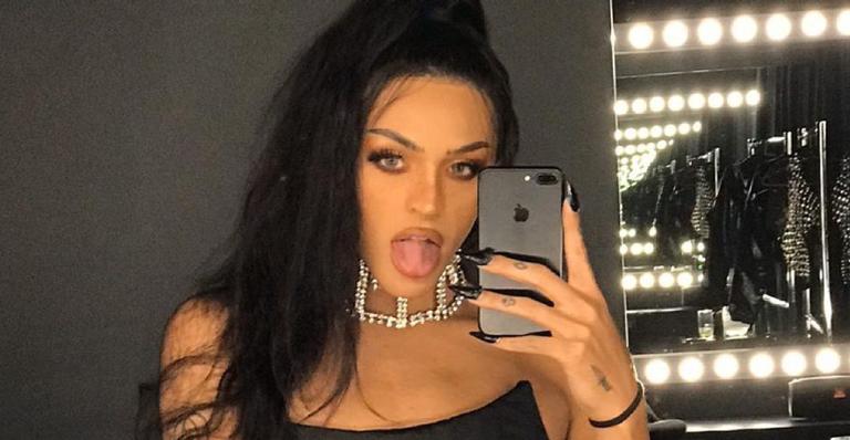 Pabllo Vittar choca web ao surgir completamente nua e usando apenas um tapa sexo