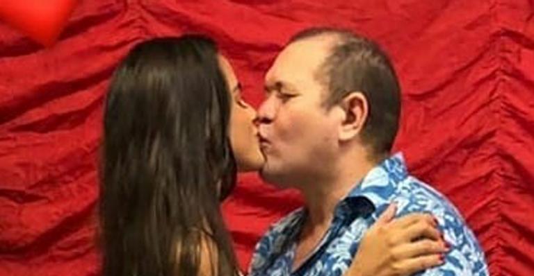 Ximbinha tasca beijão na nova esposa ao comemorar 46 anos com festa em Belém
