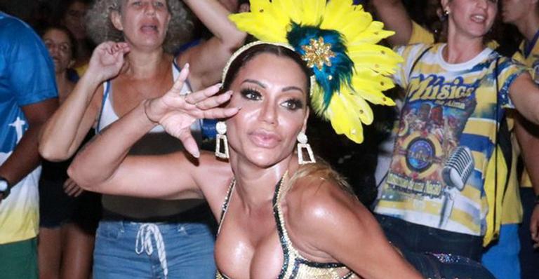 Fraturada, musa supera perrengue e samba muito em ensaio rumo ao Carnaval