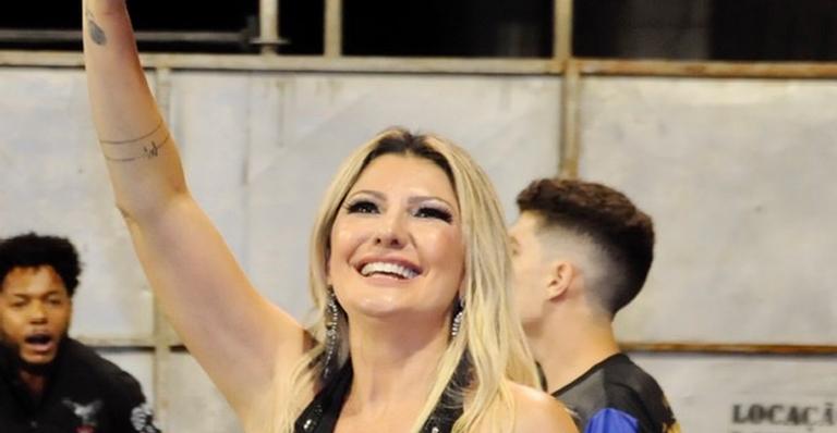 Antonia Fontenelle dispensa roupa íntima e deixa tatuagens à mostra em ensaio de Carnaval