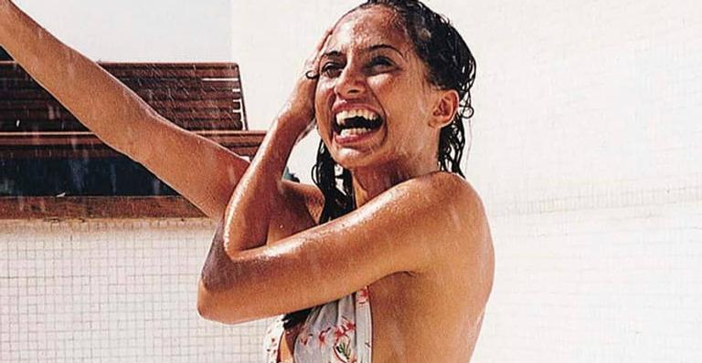 De microbiquíni, Camila Pitanga aparece em banho de mangueira e agrada: ”Coisa mais linda”