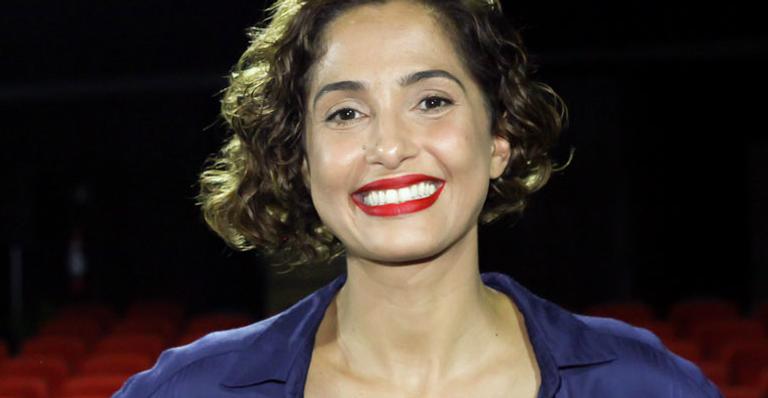 Camila Pitanga troca beijos apaixonados com a namorada em pré-estreia de teatro
