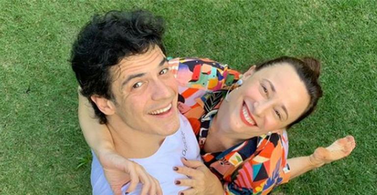 Esposa de Mateus Solano, Paula Braun assume o cabelo cacheado: ‘Anos alisando’