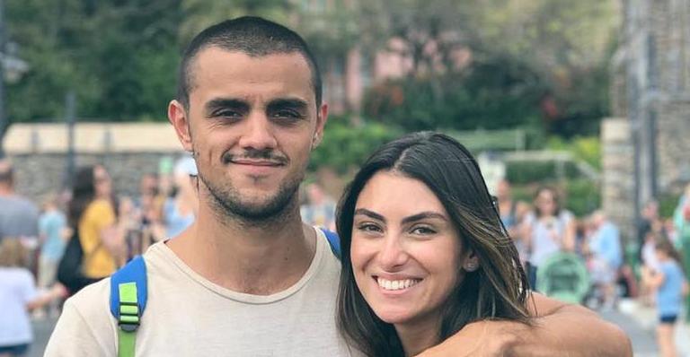 Felipe Simas registra momento especial com a esposa durante banho: “Te amo”