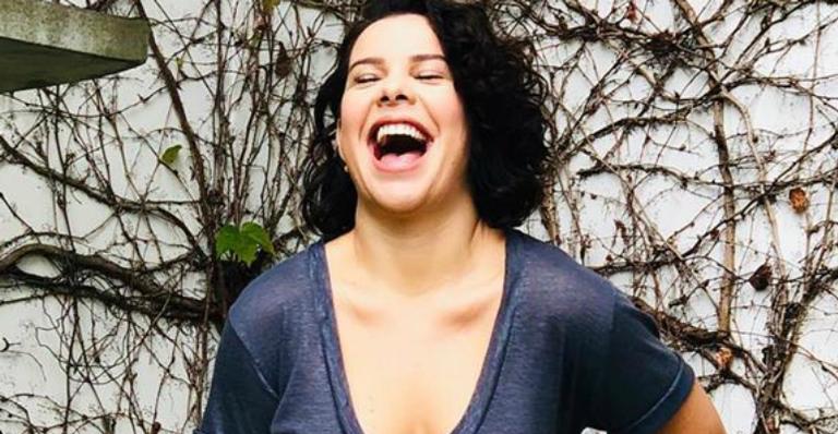 Decotada, Fernanda Souza dispensa sutiã e posa feliz da vida: ”Plena e radiante”