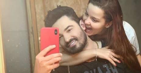 Fernando Zor surpreende Maiara com buquê de flores e cantora se emociona: ”Meu príncipe”