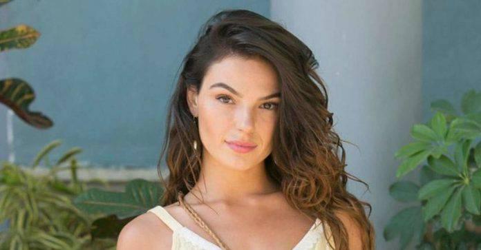 Isis Valverde se refresca em cachoeira e curte momento de paz