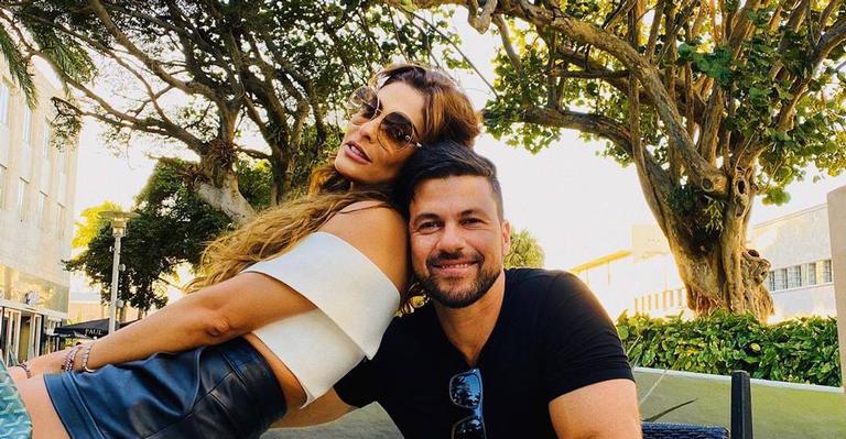 Juliana Paes posa dentro da piscina com o marido em clima de romance: ‘Sextou’