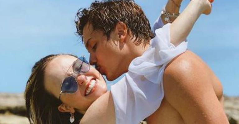 Larissa Manoela posa nos braços do namorado: ”Presente na minha vida e no meu coração”