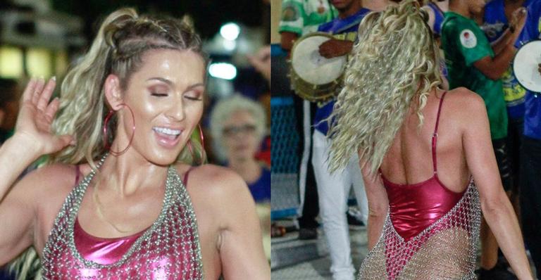 Lívia Andrade luta para não mostrar demais ao cair na folia com body cavadíssimo