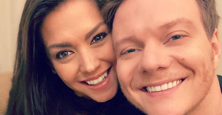 Michel Teló e Thais Fersoza surgem coladinhos em momento romântico