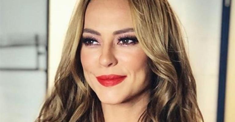 Paolla Oliveira usa maiô com transparência em ritmo de carnaval