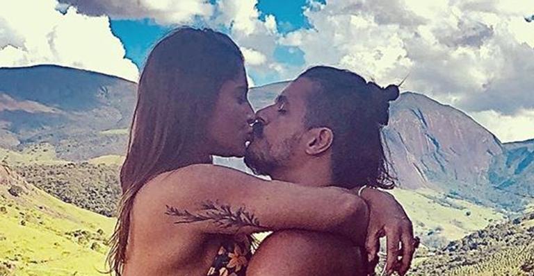 Priscila Fantin leva apalpada no bumbum em foto ousada ao lado do marido