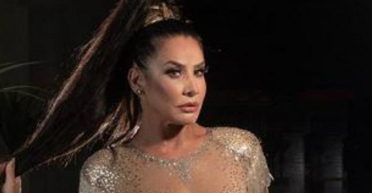Aos 46 anos, Scheila Carvalho apresenta look transparente e ousado para curtir Carnaval