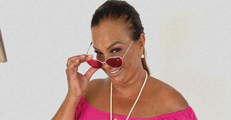 Aos 62 anos, Solange Couto ostenta corpão ao surgir de biquíni branco
