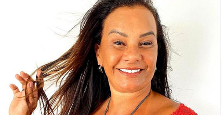 Solange Couto surge nua em foto ao ar livre com o marido