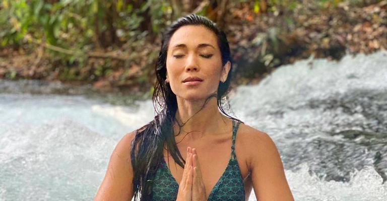 Danni Suzuki posa de biquíni em clique preto e branco: ‘Responsabilidade de ser livre’