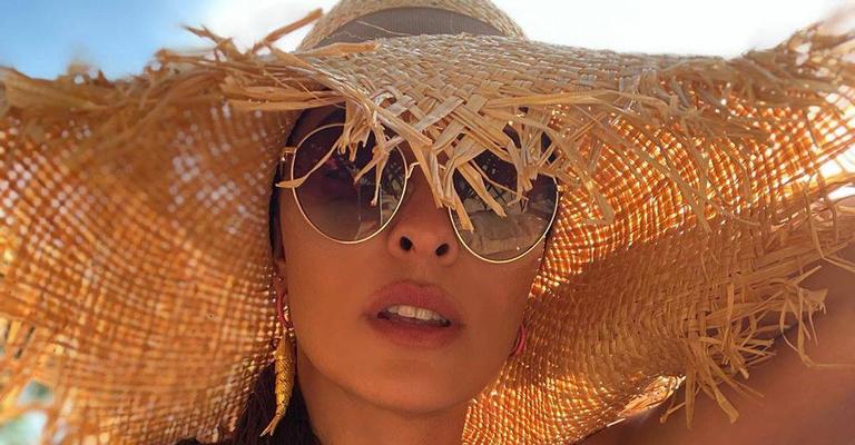 Juliana Paes arrasa com clique de biquíni em hotel de luxo e tira onda: ‘Pose de modelo abusada