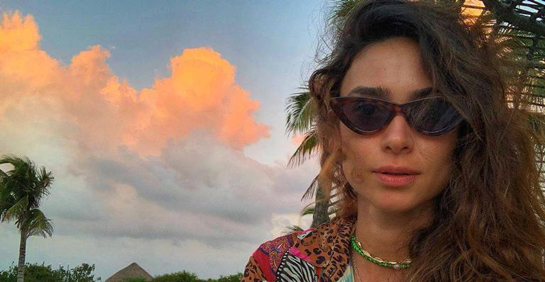 Thaila Ayala posa plena em frente a piscina espetacular e ostenta a boa forma