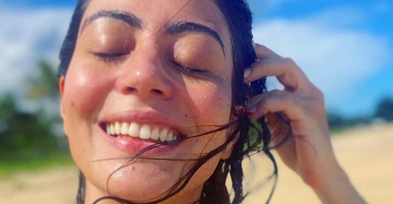 Carol Castro relaxa tomando sol em meio à natureza e diz: ‘Recarregando as energias’