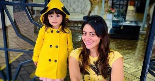 Carol Castro aproveita final de semana na companhia da filha: ”Minha musa”