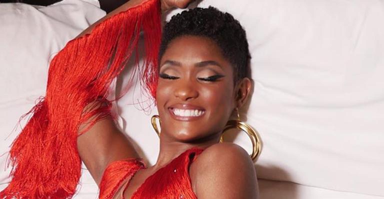 Com look sensual, Erika Januza aceita posto de musa da Salgueiro: ”Estarei com todo amor”