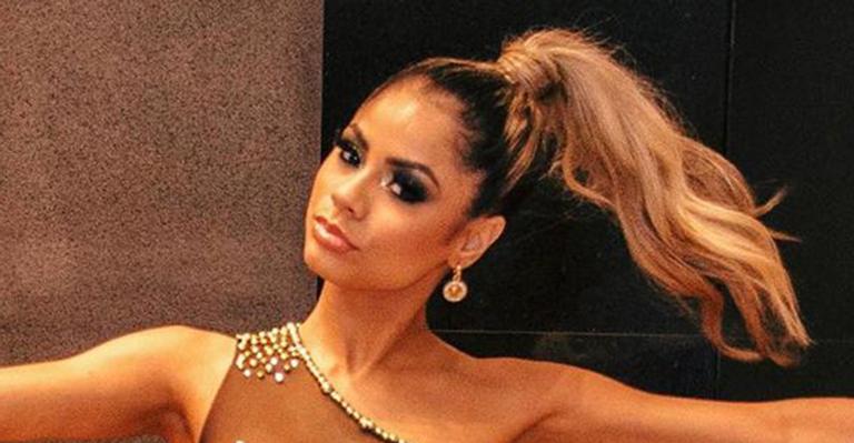 Em clima de Carnaval, Lexa quase mostra demais em look ousado para show