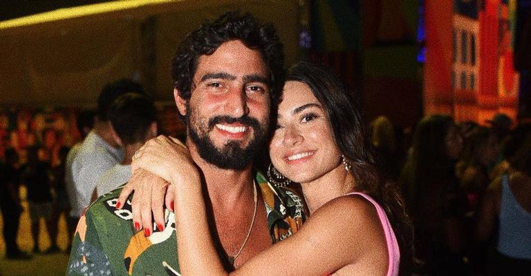 Em momento romântico, Thaila Ayala e o marido, Renato Góes veem o nascer do sol