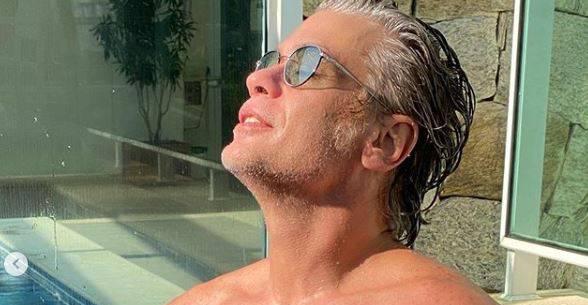 Aos 48 anos, Fábio Assunção esbanja boa forma em clique sem camisa