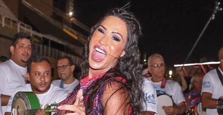 Gracyanne Barbosa esbanja sensualidade em ensaio da União da Ilha e confessa: ”Estou ansiosa pelo grande dia”