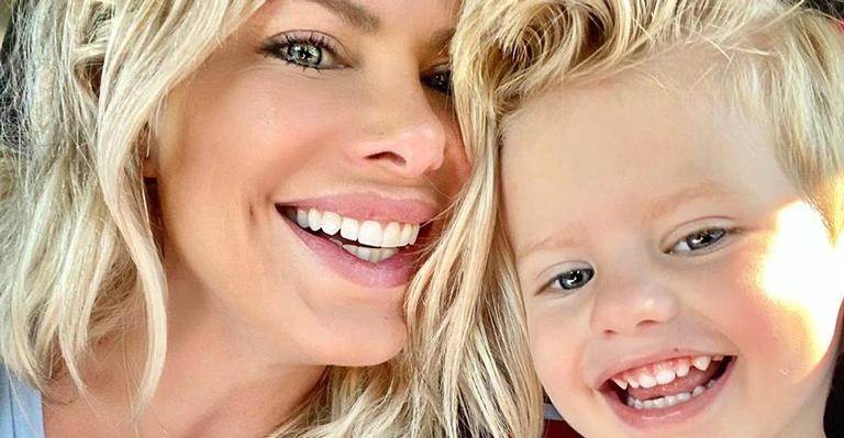Karina Bacchi combina o estilo com o filho e se diverte na web: ‘Domingou’