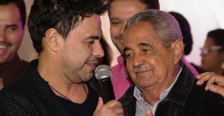 No hospital, Zezé Di Camargo aparece de mãos dadas com o pai e estado de saúde preocupa: ”Fique aqui”