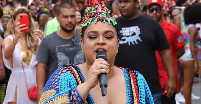 Preta Gil anuncia gravidez em bloco de rua no Rio: ”Serei madrinha”