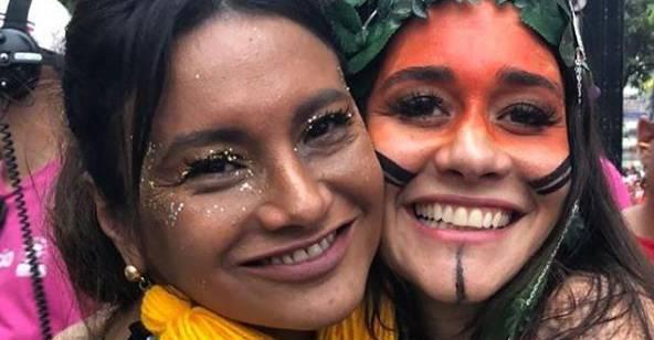 Alessandra Negrini curte carnaval ao lado de Dira Paes