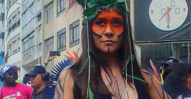 Alvo de críticas, Alessandra Negrini rouba a cena em bloco de carnaval com o filho Antonio