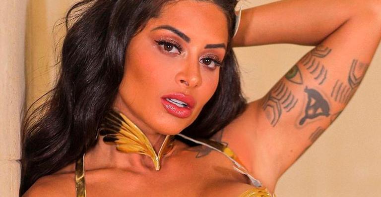 Aline Riscado aposta em recortes estratégicos e mostra pele em ensaio do Carnaval 2020: ”Bombom delicioso”