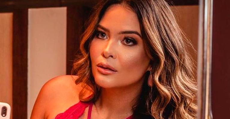 Em parque aquático, Geisy Arruda abaixa saia e deixa bumbum gigante brilhar no sol