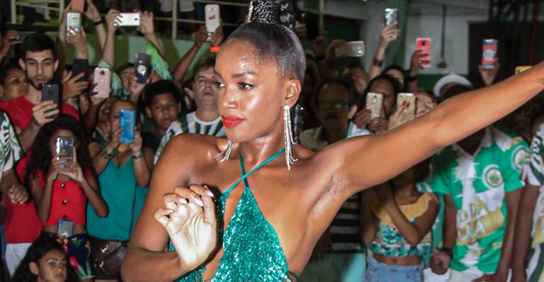Iza aposta em microvestido e sela a paz com a comunidade da Imperatriz Leopoldinense