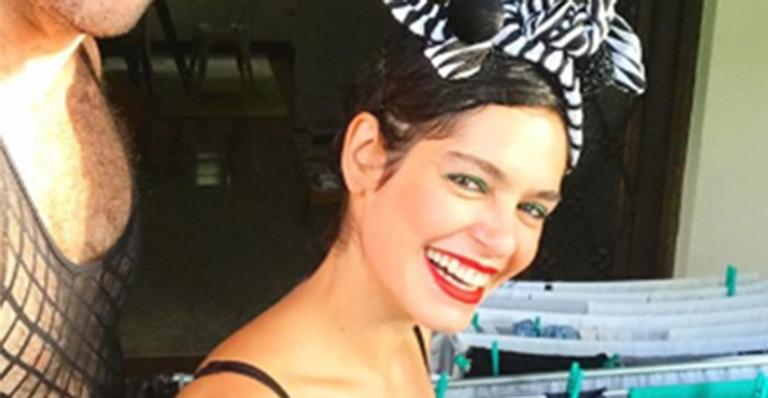 Maria Flor coloca estende roupa no varal antes de cair na folia e diverte os fãs
