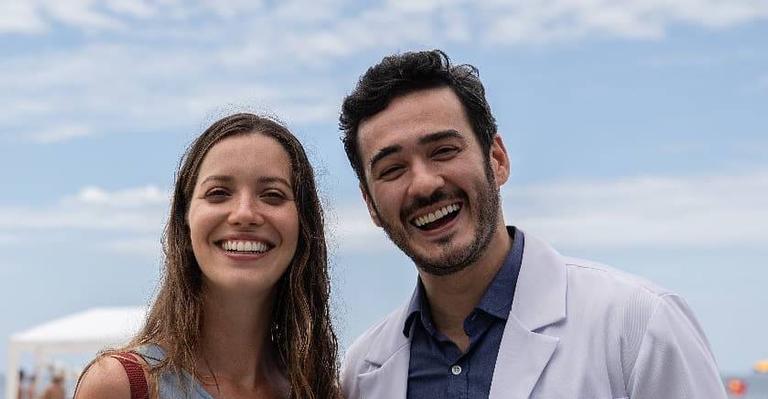 Nathalia Dill e Marcos Veras posam juntos no último dia de gravação de filme