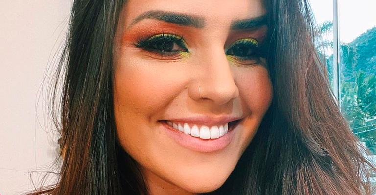 Magérrima, Perlla faz cordinha do biquíni sumir no bumbum avantajado