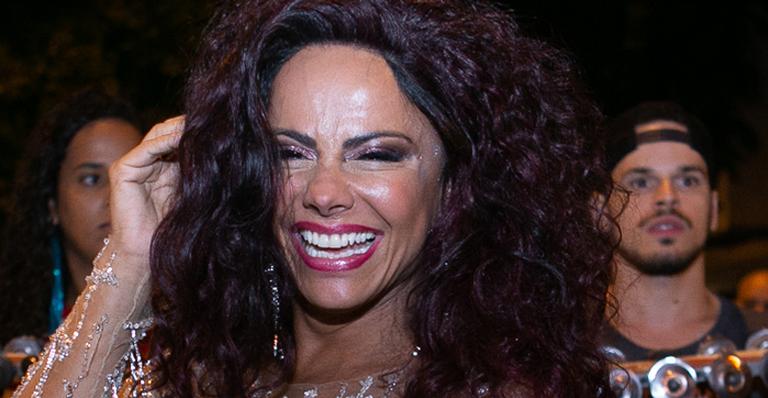 Viviane Araújo encerra ensaios de Carnaval com look todo transparente e corpão rouba a cena