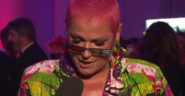 Xuxa vive saia justa ao aparecer para gravar na Record e precisa mudar o visual às pressas